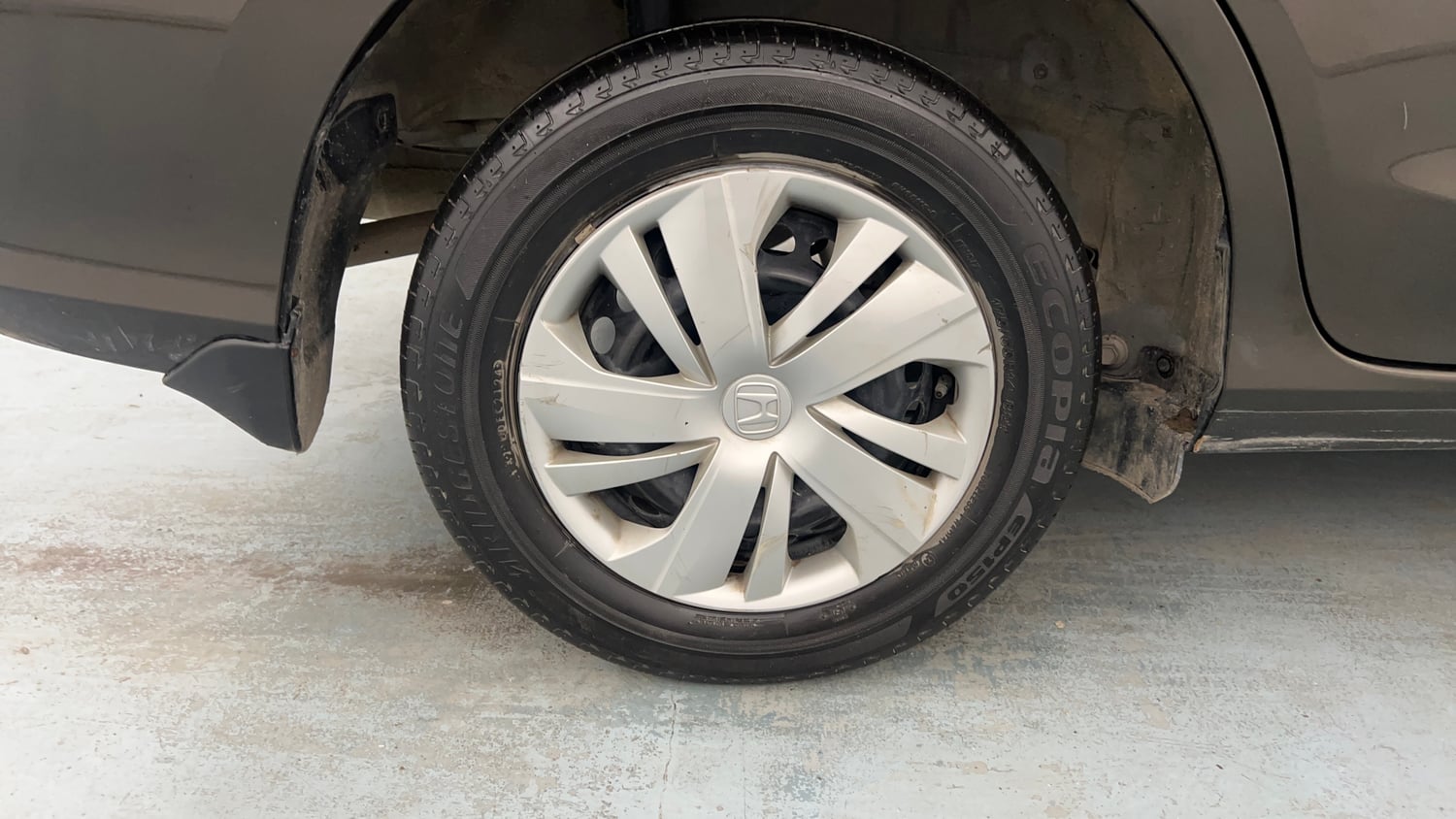Used 2024 honda Amaze 2nd Generation S 1.2 Petrol CVT Petrol Automatic tyres RIGHT REAR TYRE RIM VIEW