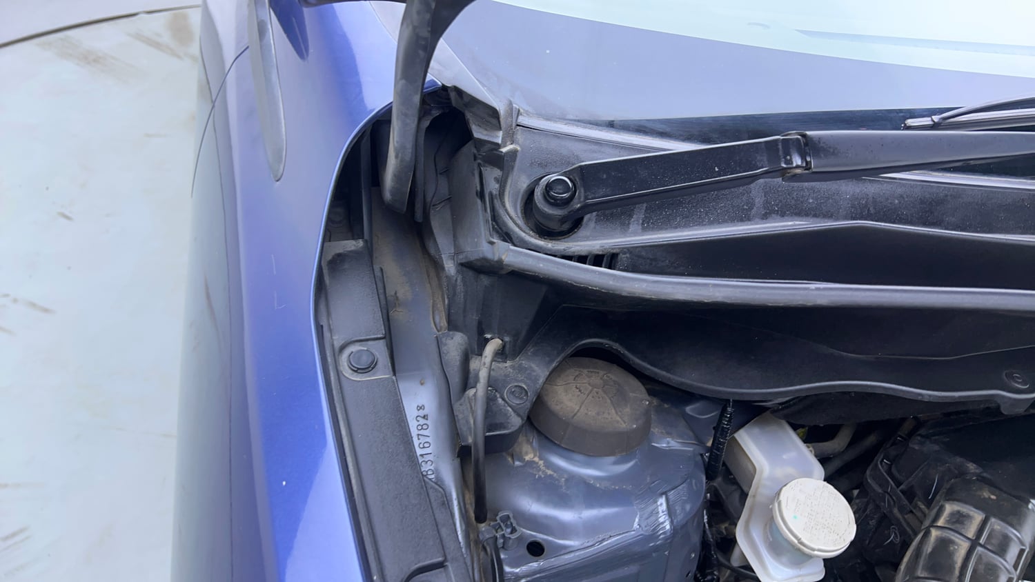 Used 2021 Maruti Suzuki New Ertiga VXi Petrol Manual engine ENGINE RIGHT SIDE HINGE & APRON VIEW