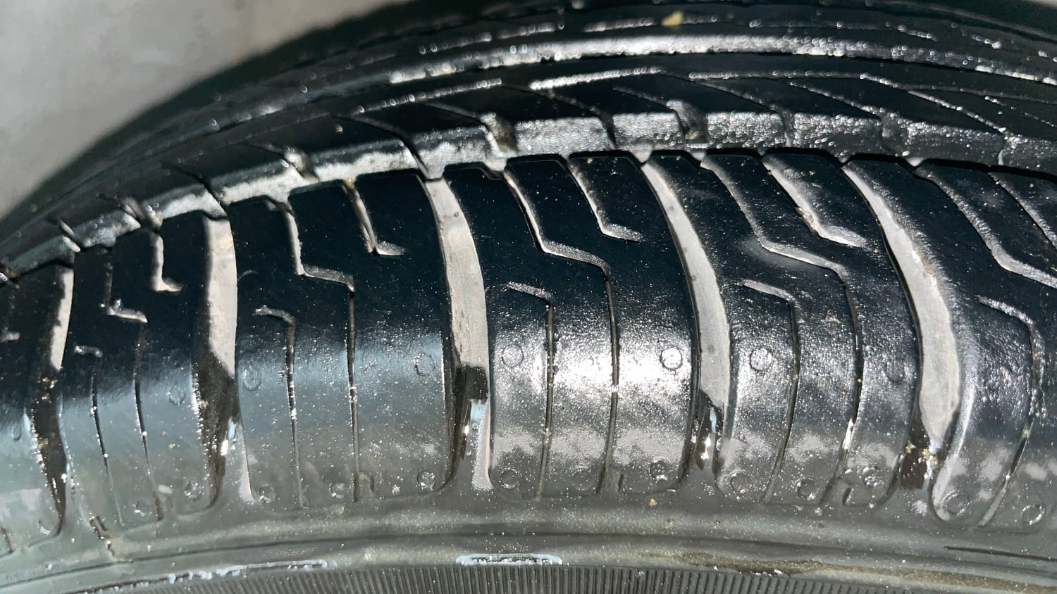 Used 2013 Hyundai i10 Sportz 1.2 Kappa2 Petrol Manual tyres RIGHT FRONT TYRE TREAD VIEW