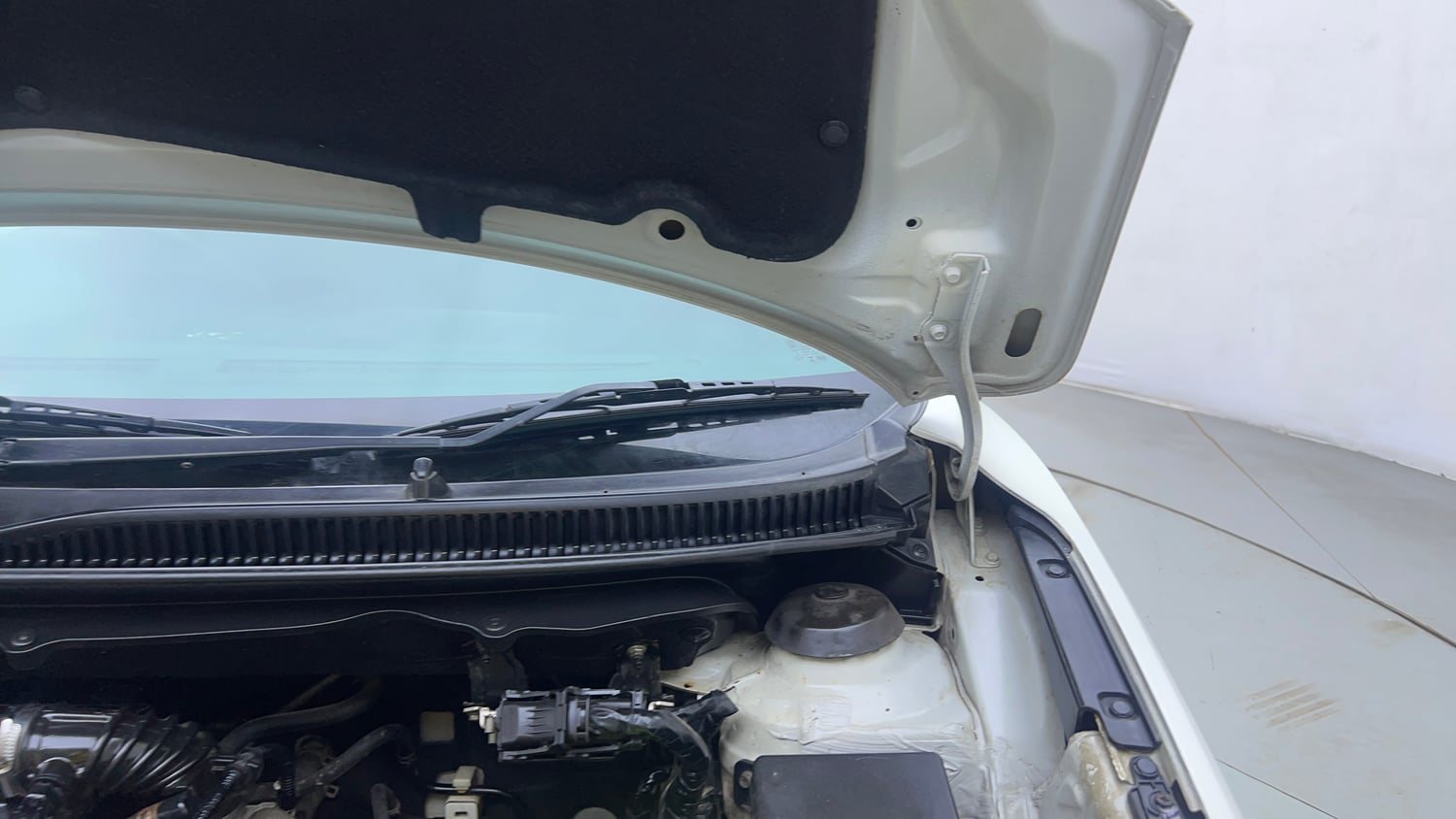 Used 2016 Maruti Suzuki Baleno Zeta 1.2 Petrol Manual engine ENGINE LEFT SIDE HINGE & APRON VIEW