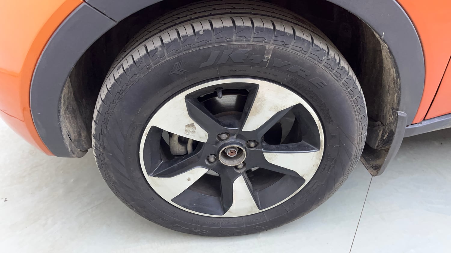 Used 2018 Tata Nexon XZA Plus Diesel Dual Tone Diesel Automatic tyres LEFT FRONT TYRE RIM VIEW