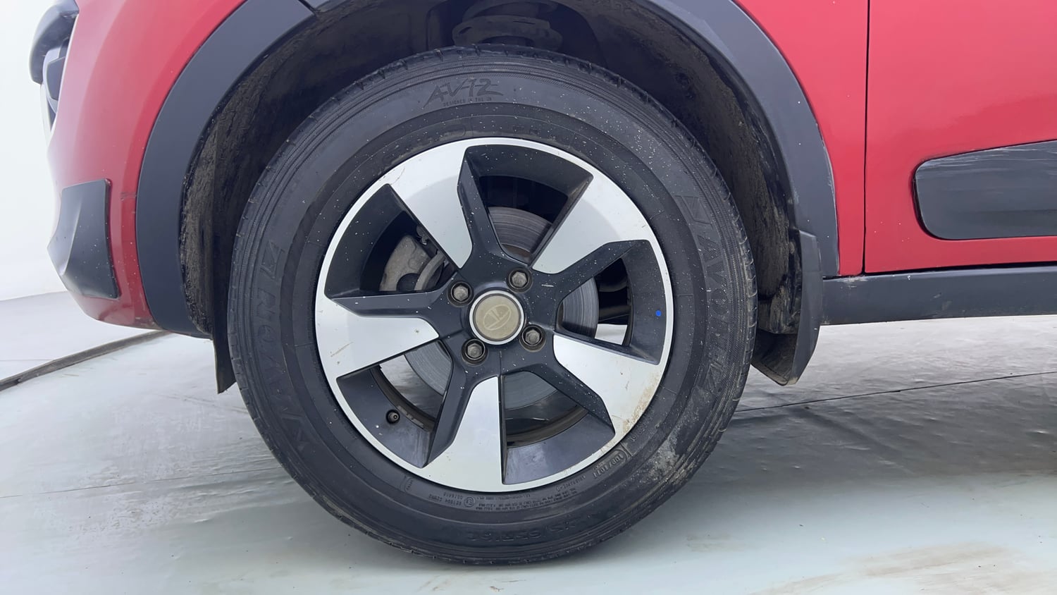 Used 2018 Tata Nexon XZ Plus Petrol Manual tyres LEFT FRONT TYRE RIM VIEW
