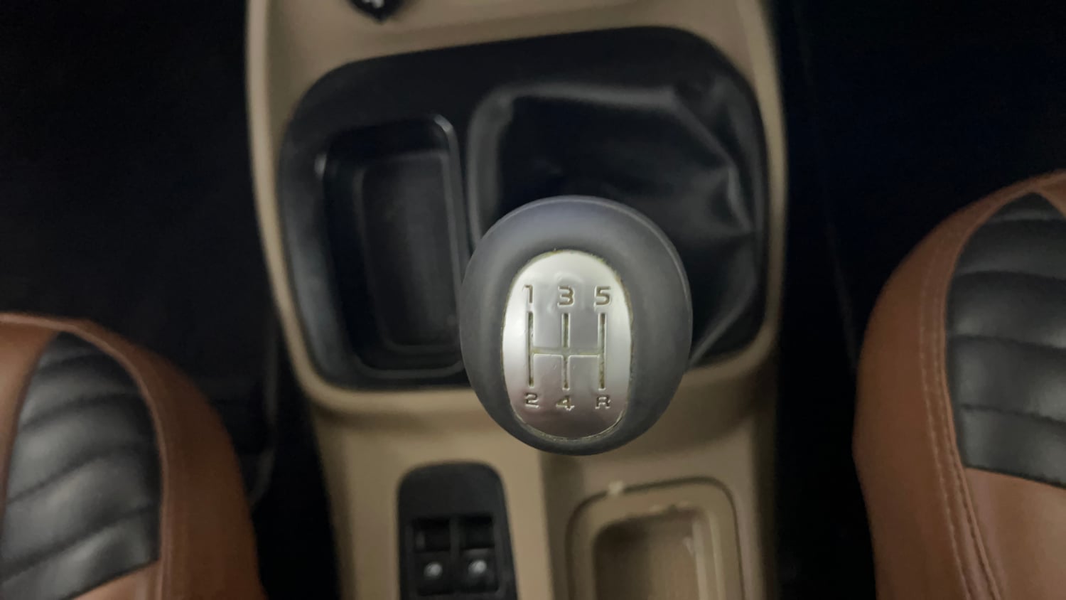 Used 2016 Mahindra TUV300 T8 Diesel Manual interior GEAR  KNOB VIEW