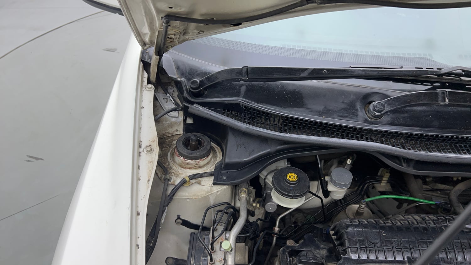 Used 2013 Honda City 1.5 S MT Petrol Manual engine ENGINE RIGHT SIDE HINGE & APRON VIEW