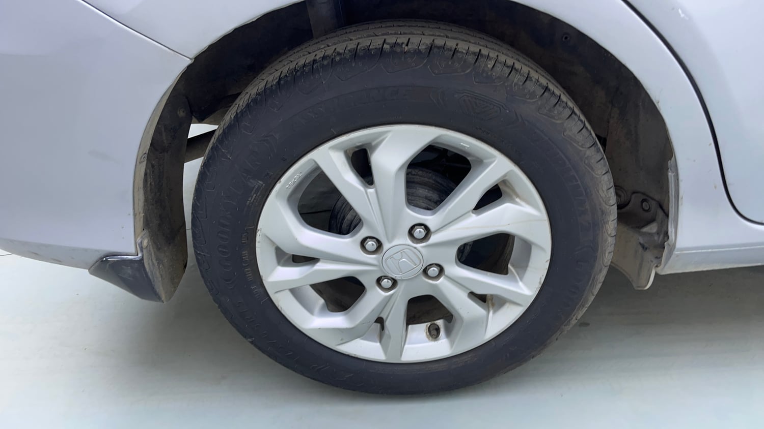 Used 2018 Honda Amaze 1.2 V CVT Petrol Petrol Automatic tyres RIGHT REAR TYRE RIM VIEW