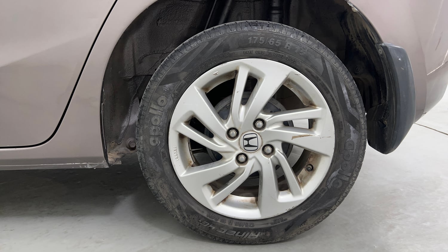 Used 2016 Honda Jazz VX Petrol+cng(outside fitted) Cng Manual tyres LEFT REAR TYRE RIM VIEW