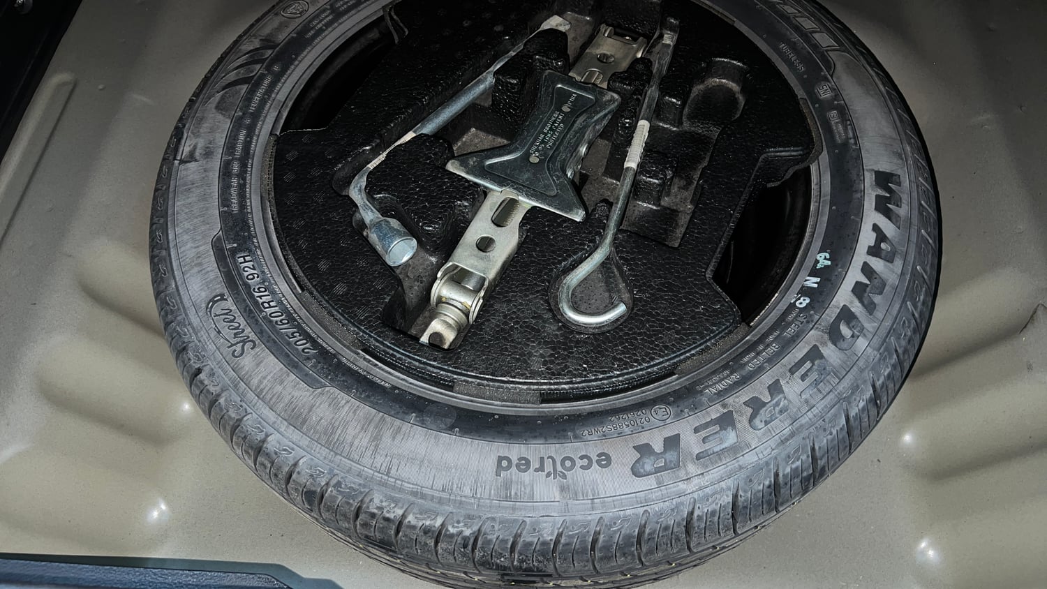 Used 2020 Maruti Suzuki Vitara Brezza VXi AT SHVS Petrol Automatic tyres SPARE TYRE VIEW