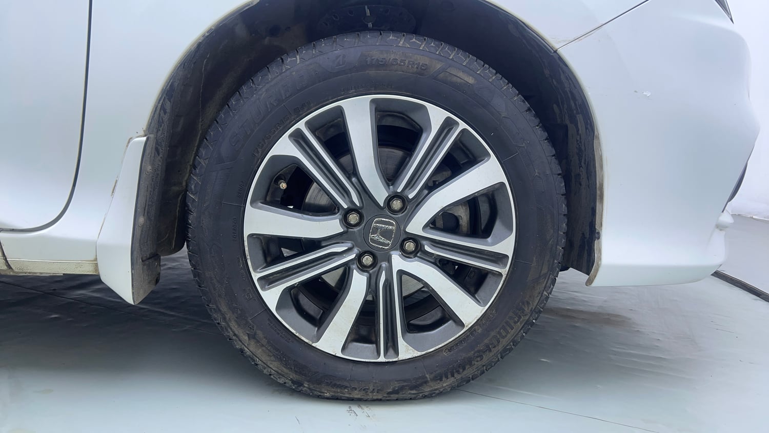 Used 2017 Honda City V CVT Petrol Petrol Automatic tyres RIGHT FRONT TYRE RIM VIEW