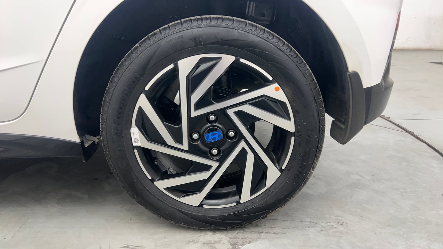 Used 2024 Hyundai New i20 Asta (O) 1.2 IVT Petrol Automatic tyres LEFT REAR TYRE RIM VIEW