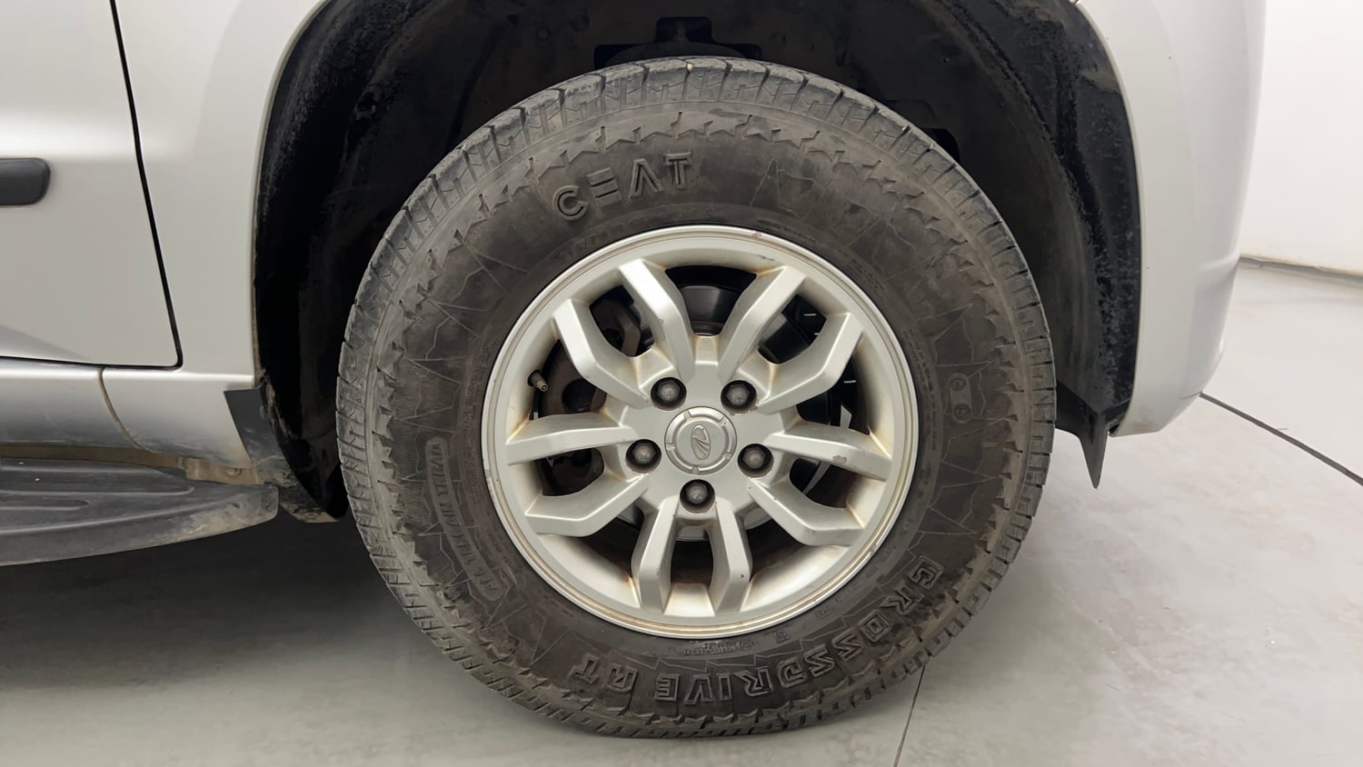 Used 2016 Mahindra TUV300 T8 Diesel Manual tyres RIGHT FRONT TYRE RIM VIEW
