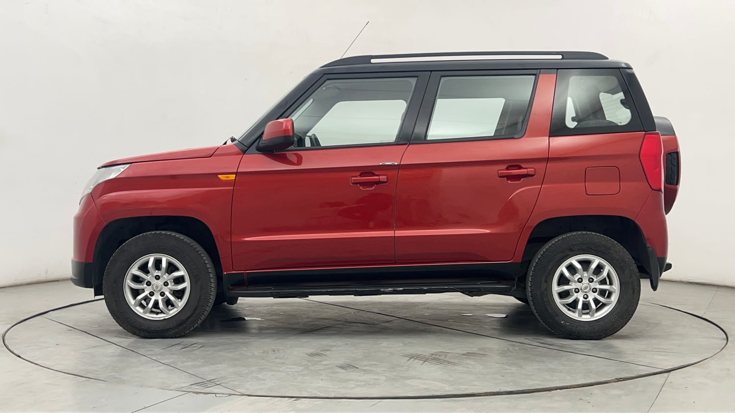 Used 2017 Mahindra TUV300 T8 mHAWK100 Dual Tone Diesel Manual exterior LEFT SIDE VIEW