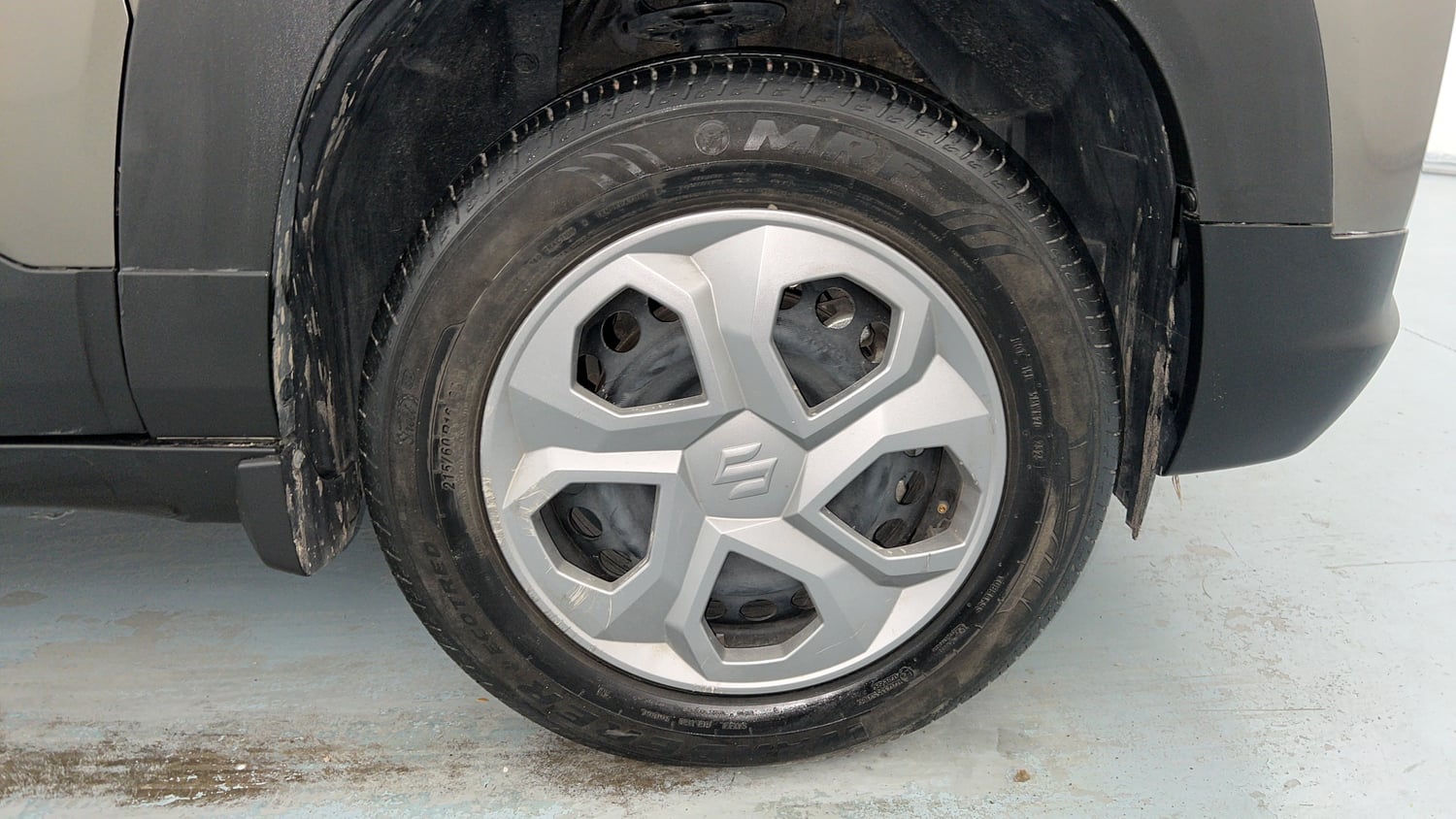 Used 2025 Maruti Suzuki Brezza VXi Petrol Manual tyres RIGHT FRONT TYRE RIM VIEW