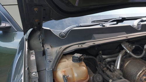 Used 2023 Mahindra Scorpio N Z8 L Diesel AT 4WD 7 STR Diesel Automatic engine ENGINE RIGHT SIDE HINGE & APRON VIEW