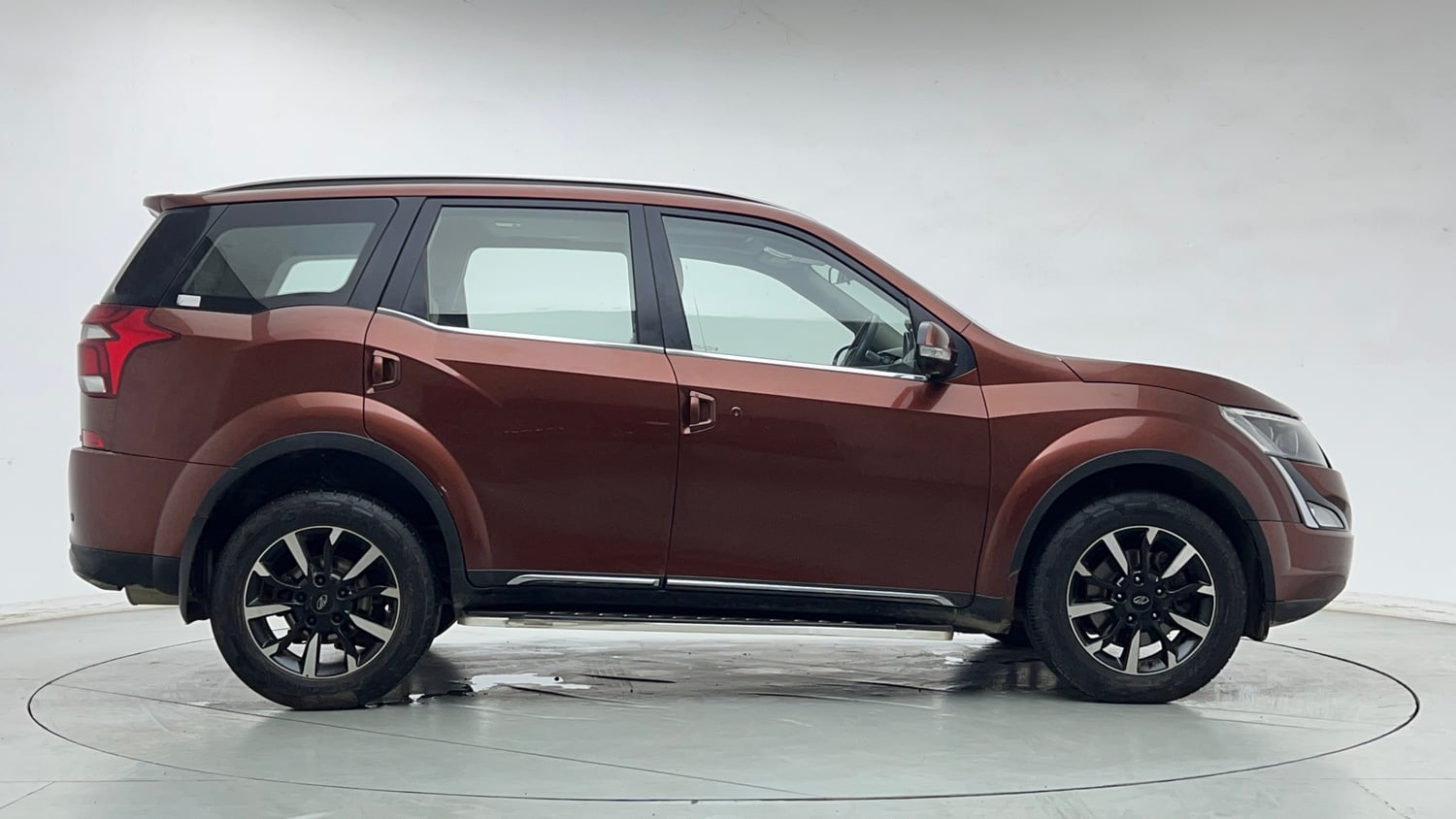 Used 2019 Mahindra XUV500 W11 AT Diesel Automatic exterior RIGHT SIDE VIEW