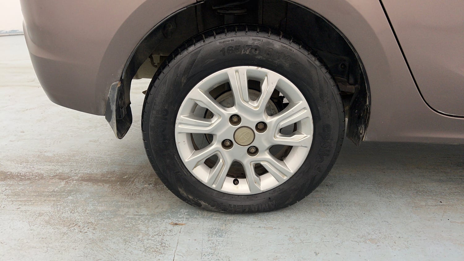 Used 2018 Tata Tigor Revotorq XZ (O) Diesel Manual tyres RIGHT REAR TYRE RIM VIEW