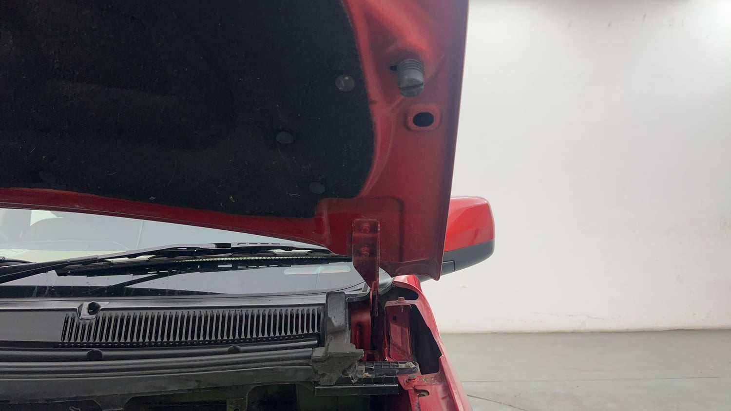 Used 2017 Mahindra TUV300 T8 mHAWK100 Dual Tone Diesel Manual engine ENGINE LEFT SIDE HINGE & APRON VIEW