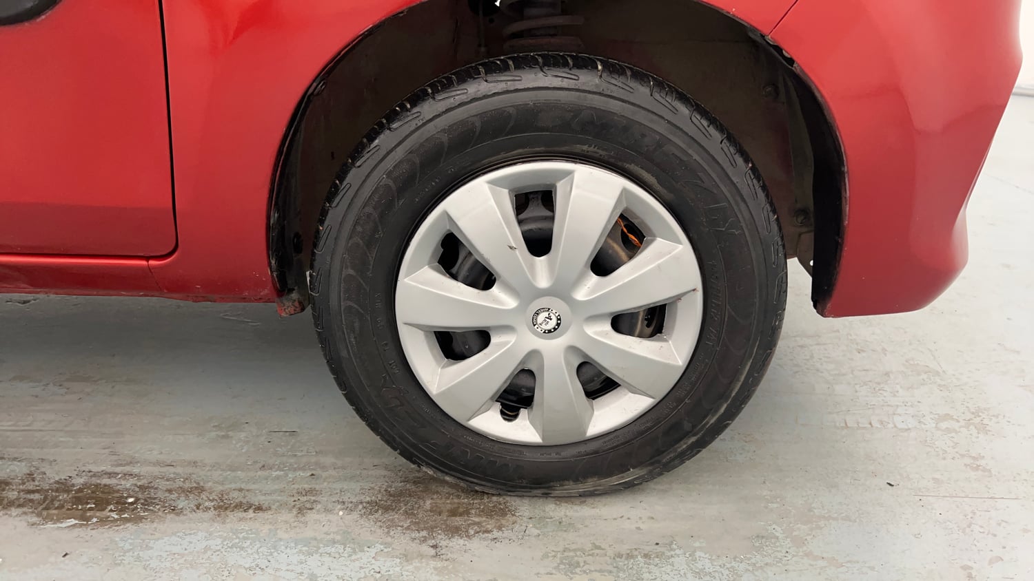 Used 2017 Maruti Suzuki Alto 800 VXi Petrol Manual tyres RIGHT FRONT TYRE RIM VIEW