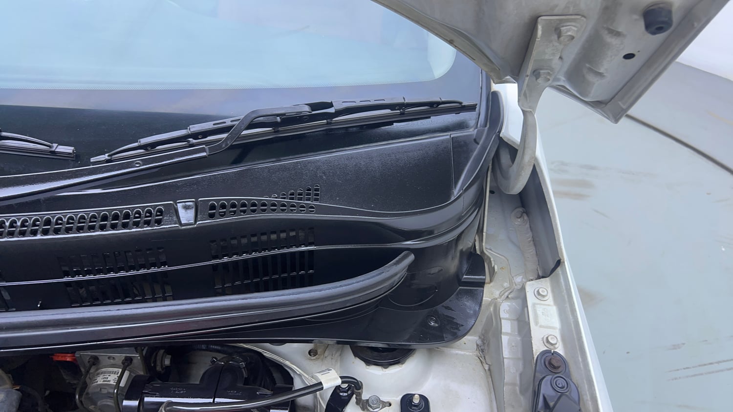 Used 2019 Hyundai Grand i10 Sportz AT 1.2 Kappa VTVT Petrol Automatic engine ENGINE LEFT SIDE HINGE & APRON VIEW