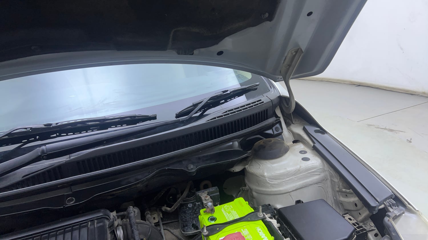 Used 2016 Maruti Suzuki Ciaz ZXi Petrol Manual engine ENGINE LEFT SIDE HINGE & APRON VIEW