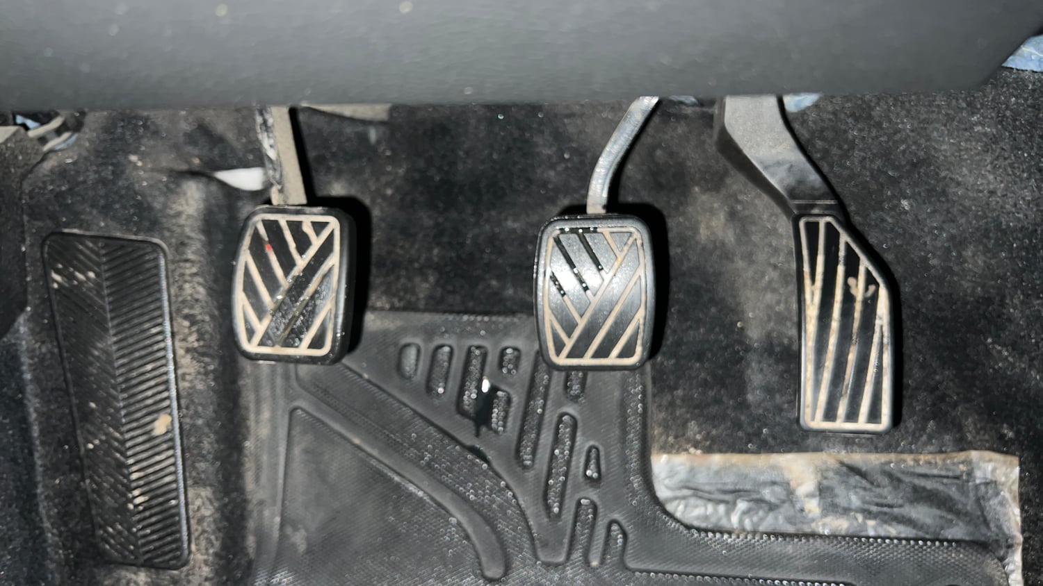 Used 2025 Maruti Suzuki Brezza VXi Petrol Manual interior PEDALS VIEW