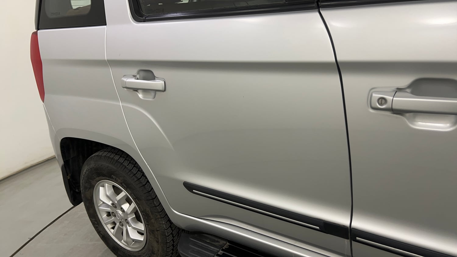 Used 2016 Mahindra TUV300 T8 Diesel Manual dents MINOR SCRATCH