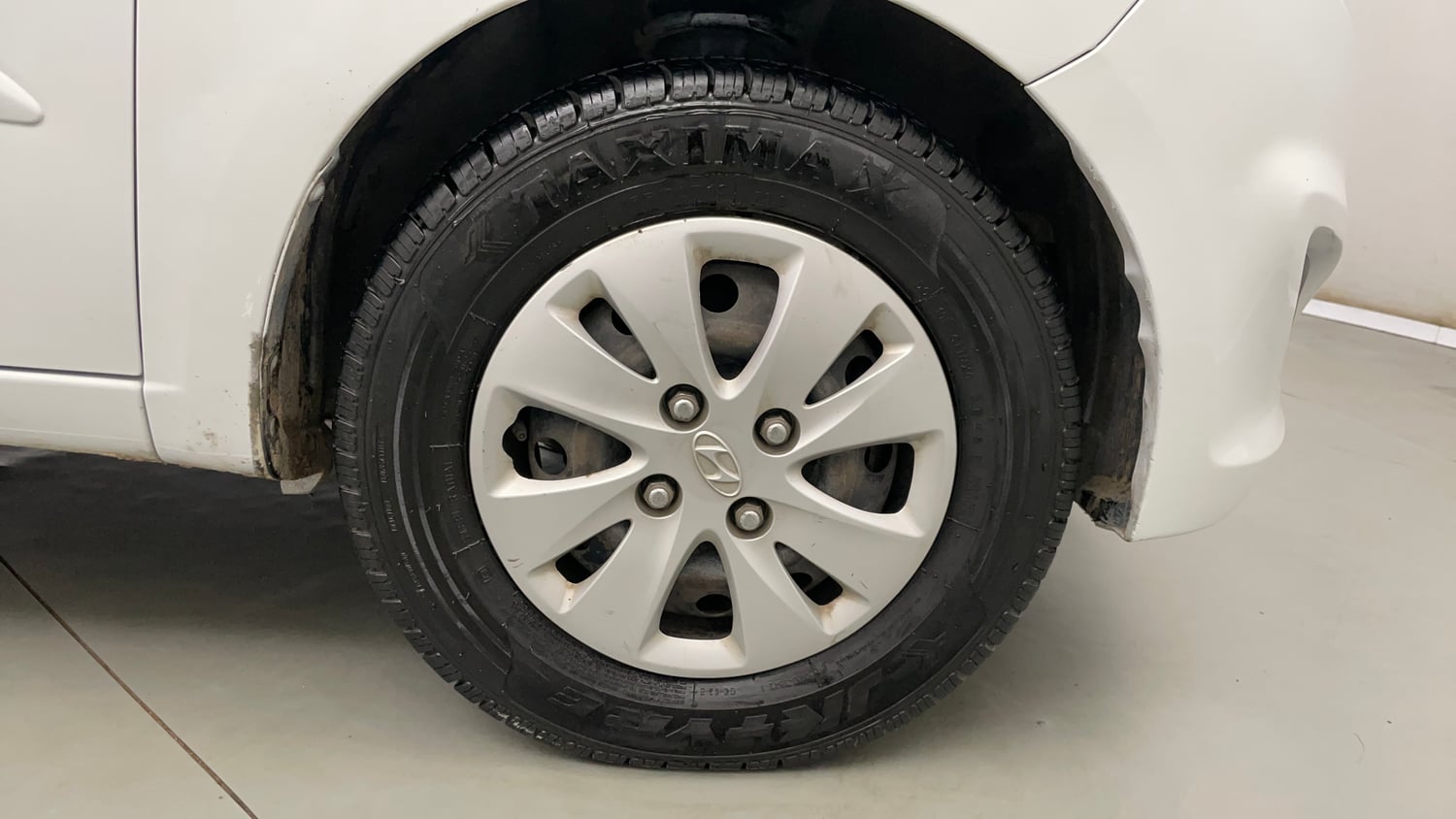 Used 2013 Hyundai i10 Sportz 1.2 Kappa2 Petrol Manual tyres RIGHT FRONT TYRE RIM VIEW
