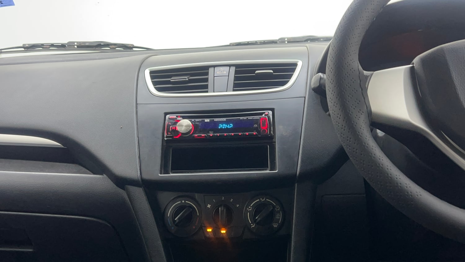 Used 2014 Maruti Suzuki Swift VXi Petrol Manual interior MUSIC SYSTEM & AC CONTROL VIEW