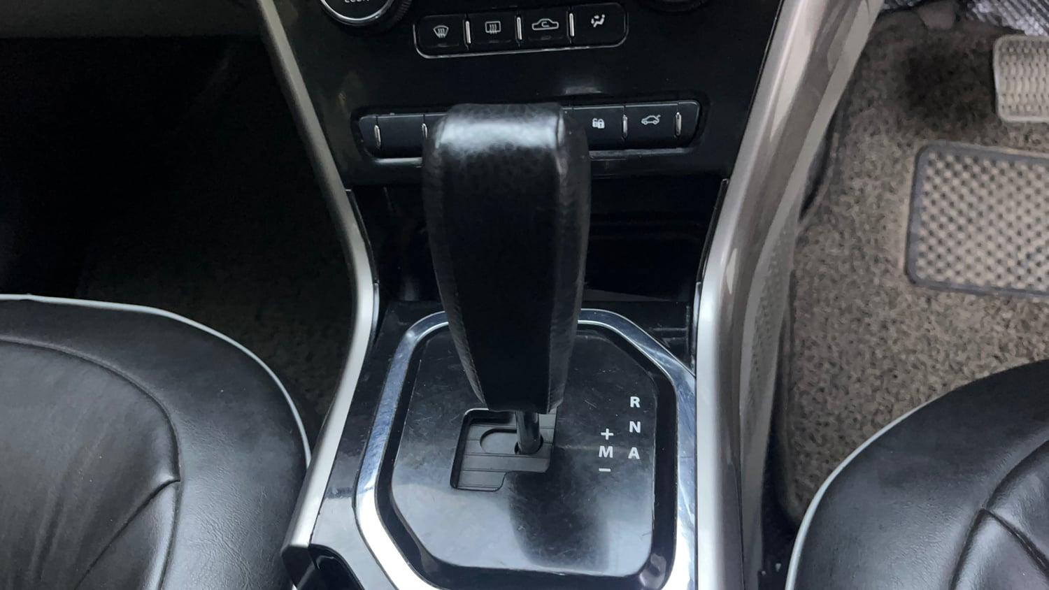 Used 2018 Tata Nexon XZA Plus Diesel Dual Tone Diesel Automatic interior GEAR  KNOB VIEW