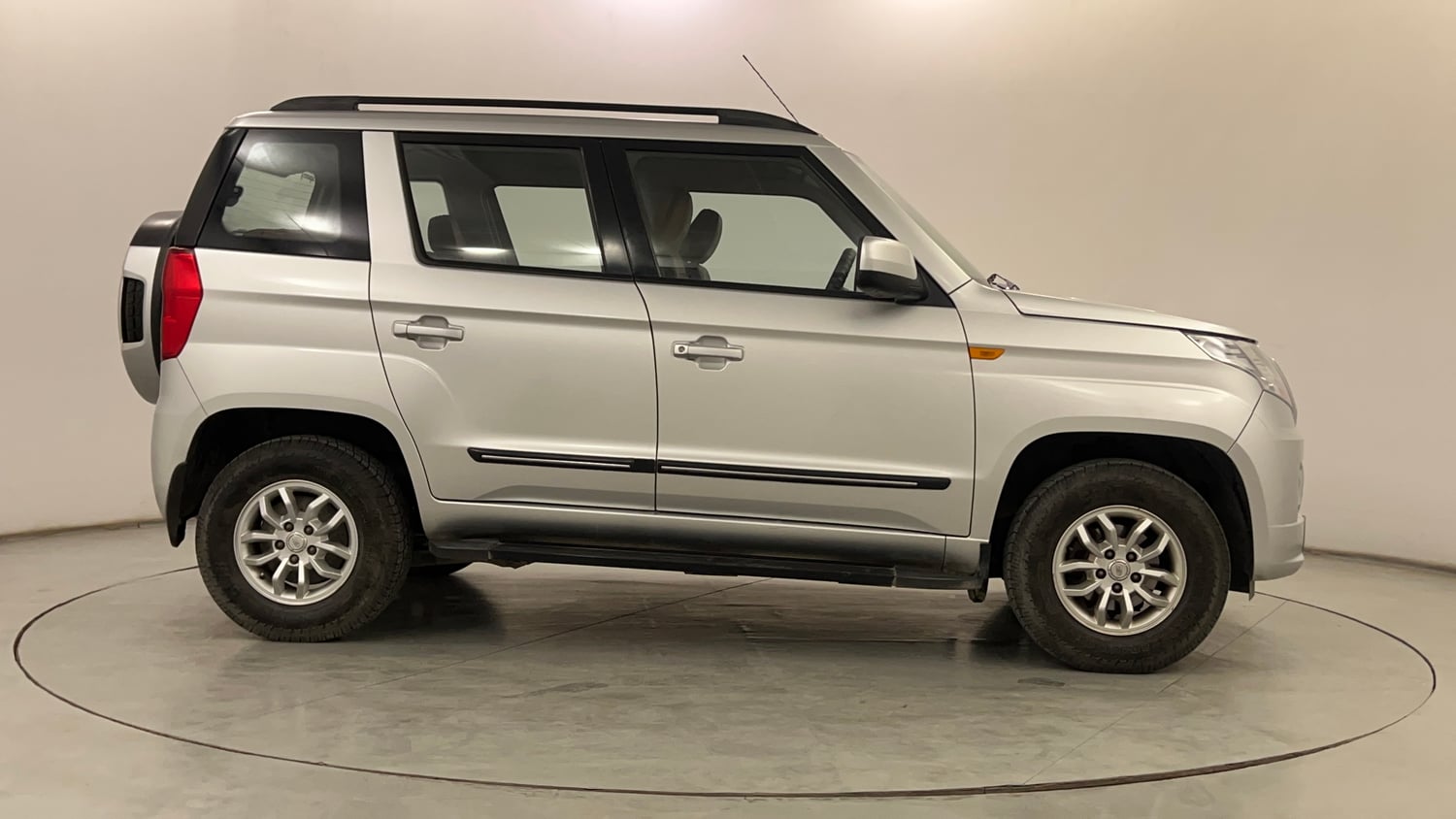 Used 2016 Mahindra TUV300 T8 Diesel Manual exterior RIGHT SIDE VIEW
