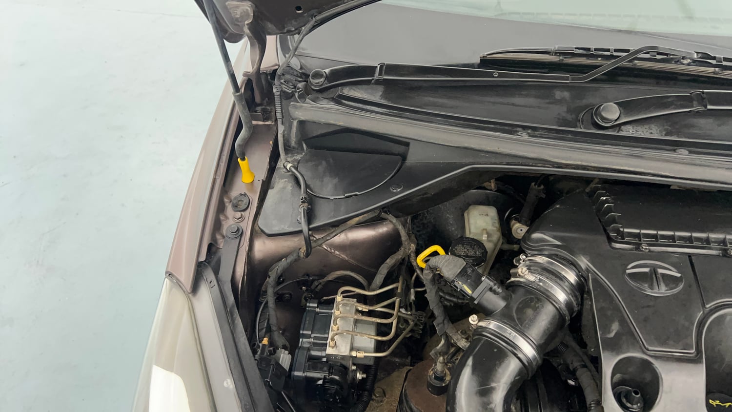 Used 2018 Tata Tigor Revotorq XZ (O) Diesel Manual engine ENGINE RIGHT SIDE HINGE & APRON VIEW