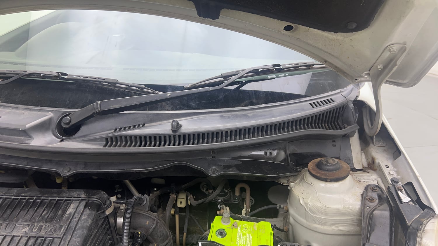 Used 2014 Maruti Suzuki Swift VXi Petrol Manual engine ENGINE LEFT SIDE HINGE & APRON VIEW