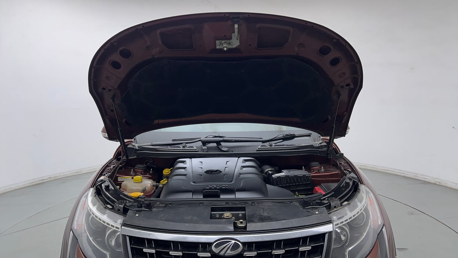 Used 2019 Mahindra XUV500 W11 AT Diesel Automatic engine ENGINE & BONNET OPEN FRONT VIEW