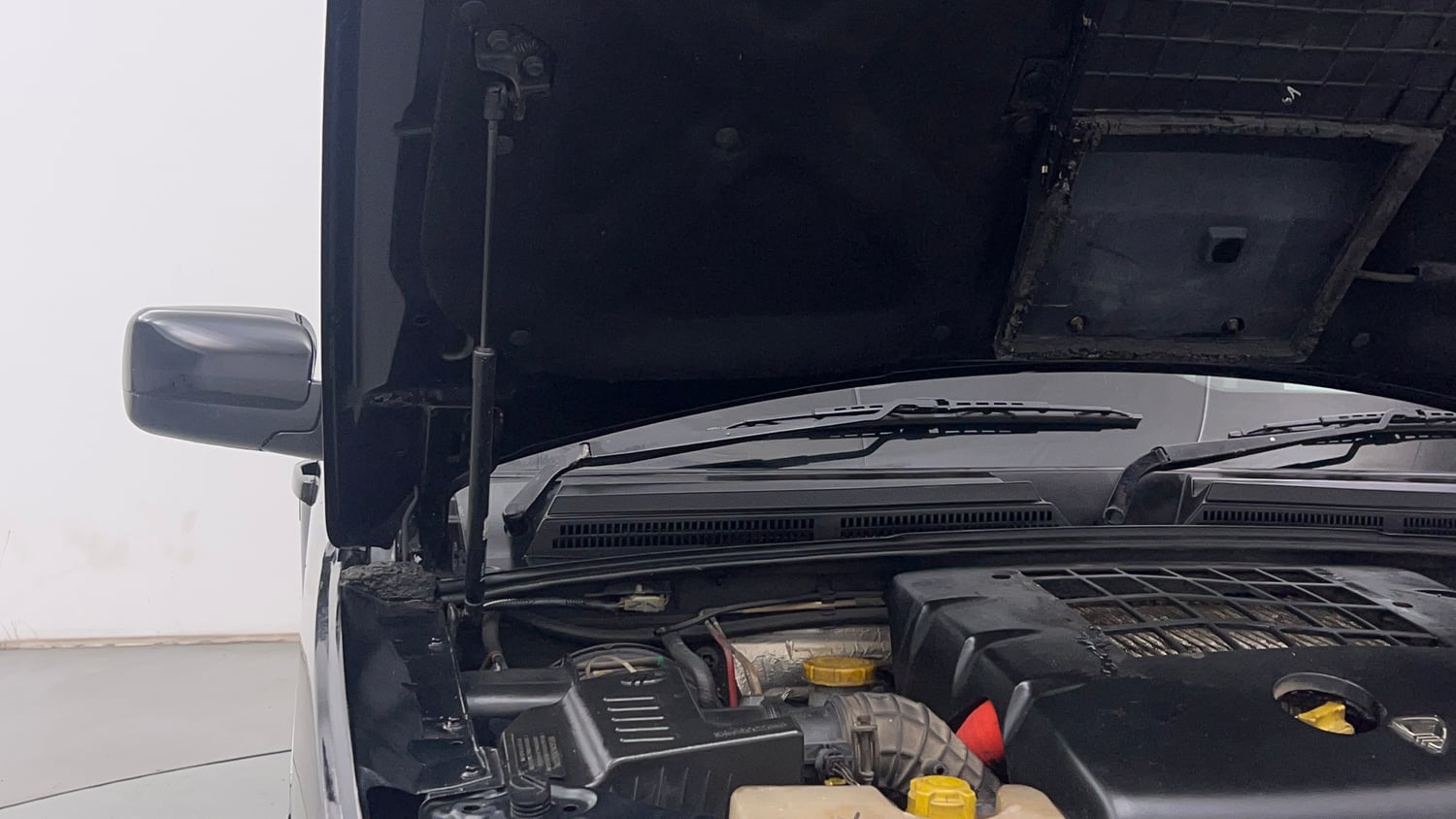 Used 2016 Mahindra Scorpio S6 Plus Diesel Manual engine ENGINE RIGHT SIDE HINGE & APRON VIEW