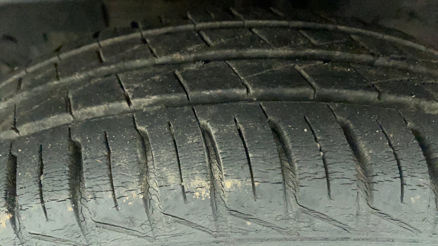 Used 2021 Renault Kwid RXT 1.0 Opt Petrol Manual tyres LEFT FRONT TYRE TREAD VIEW