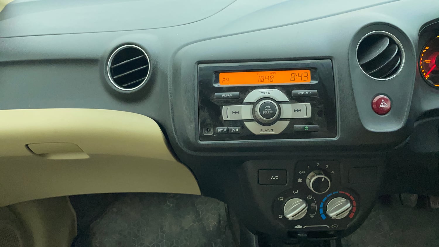 Used 2014 Honda Amaze 1.2 S i-VTEC Petrol Manual interior MUSIC SYSTEM & AC CONTROL VIEW