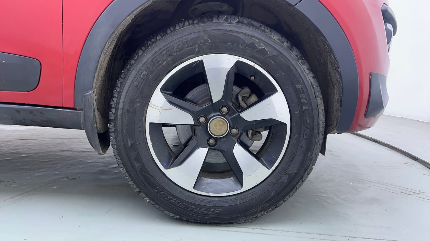 Used 2018 Tata Nexon XZ Plus Petrol Manual tyres RIGHT FRONT TYRE RIM VIEW