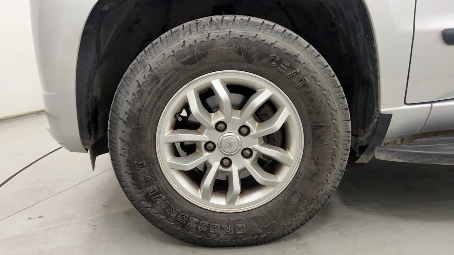 Used 2016 Mahindra TUV300 T8 Diesel Manual tyres LEFT FRONT TYRE RIM VIEW