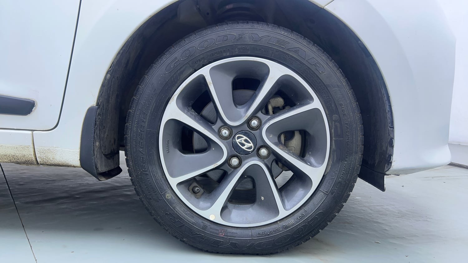 Used 2019 Hyundai Grand i10 Sportz AT 1.2 Kappa VTVT Petrol Automatic tyres RIGHT FRONT TYRE RIM VIEW