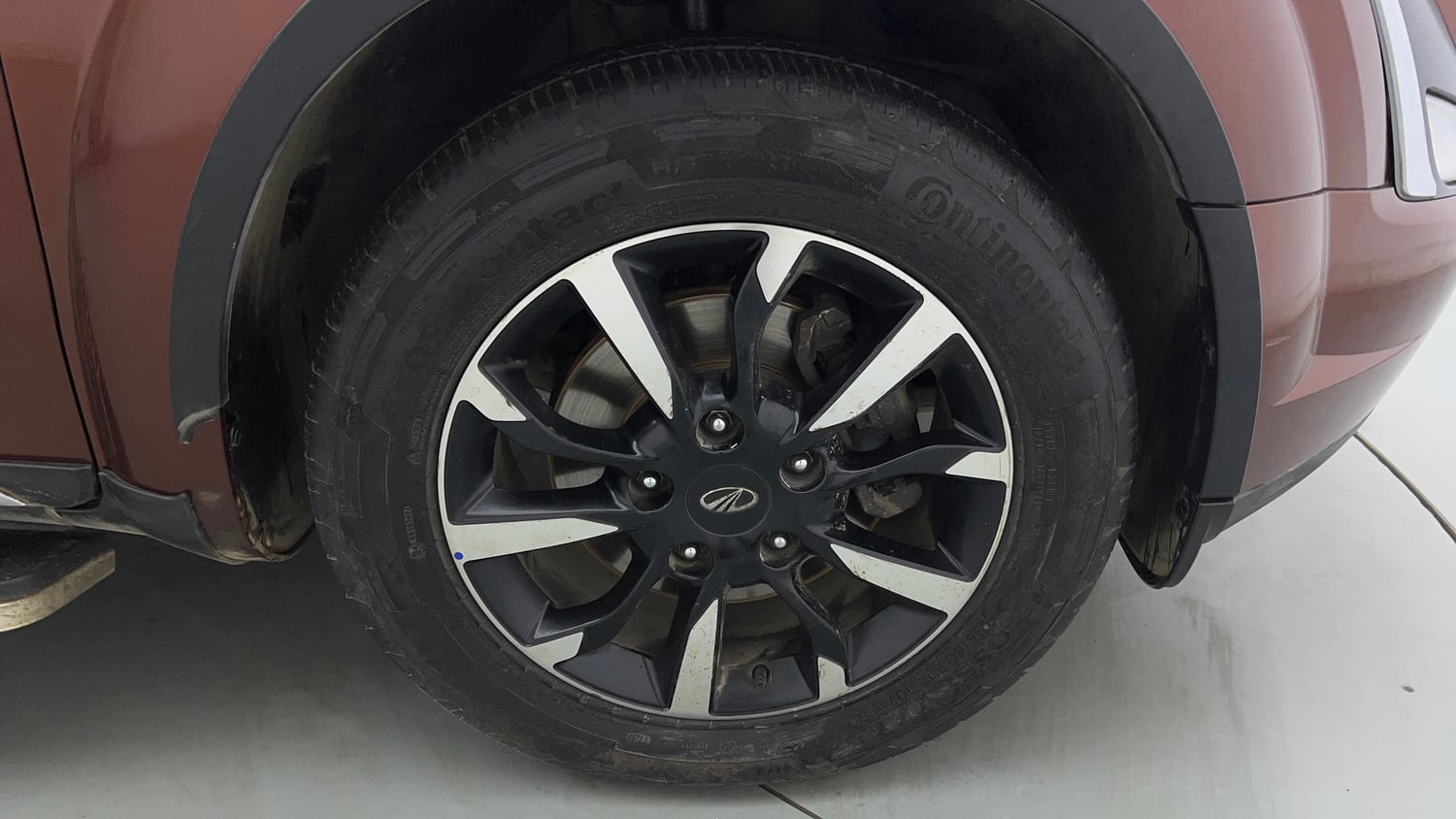 Used 2019 Mahindra XUV500 W11 AT Diesel Automatic tyres RIGHT FRONT TYRE RIM VIEW
