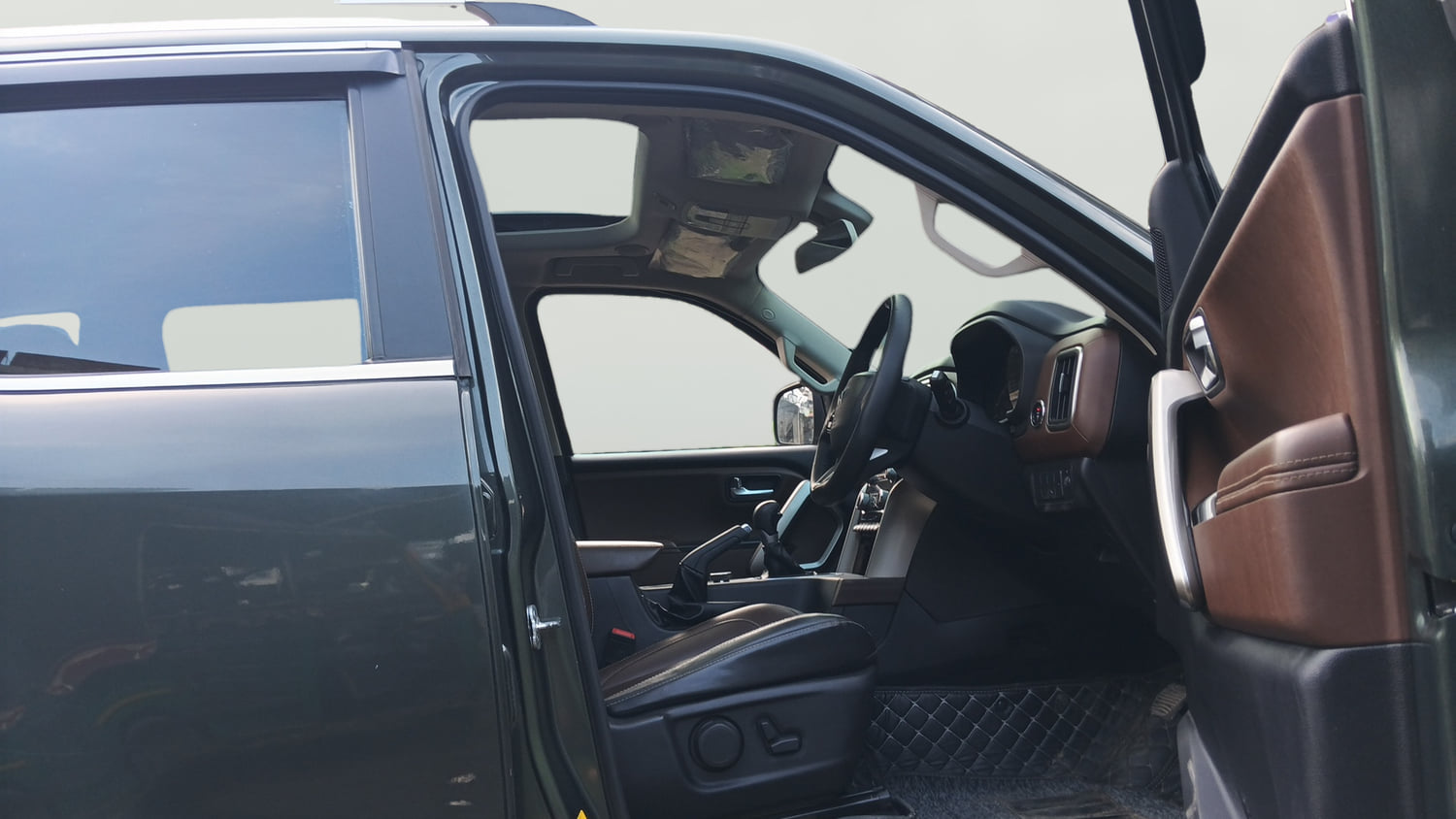 Used 2023 Mahindra Scorpio N Z8 L Diesel AT 4WD 7 STR Diesel Automatic interior RIGHT SIDE FRONT DOOR CABIN VIEW