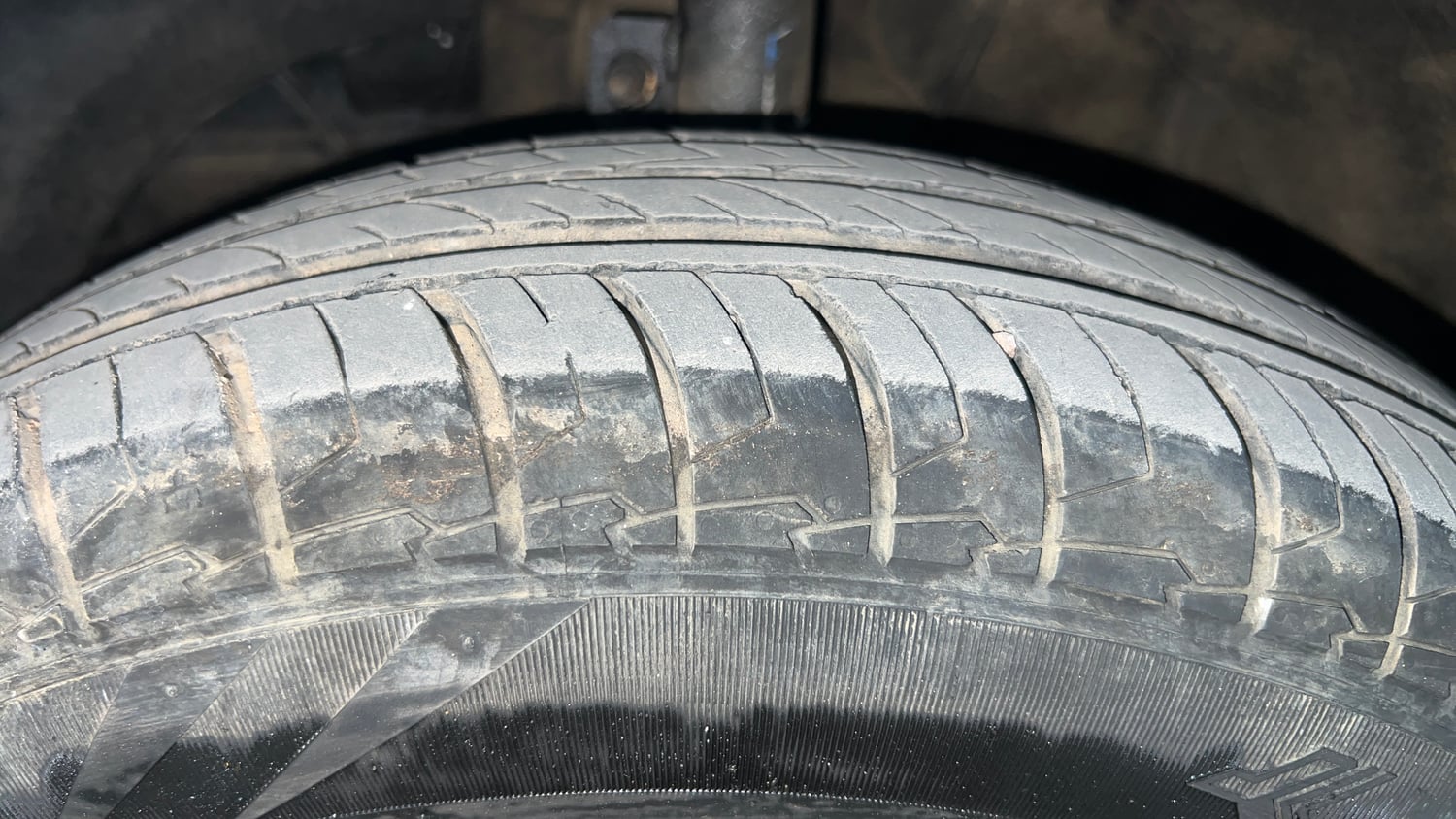 Used 2023 Maruti Suzuki Swift VXi Petrol Manual tyres LEFT FRONT TYRE TREAD VIEW