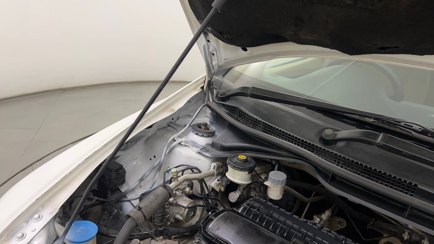 Used 2013 Honda City 1.5 S MT Petrol Manual engine ENGINE RIGHT SIDE HINGE & APRON VIEW
