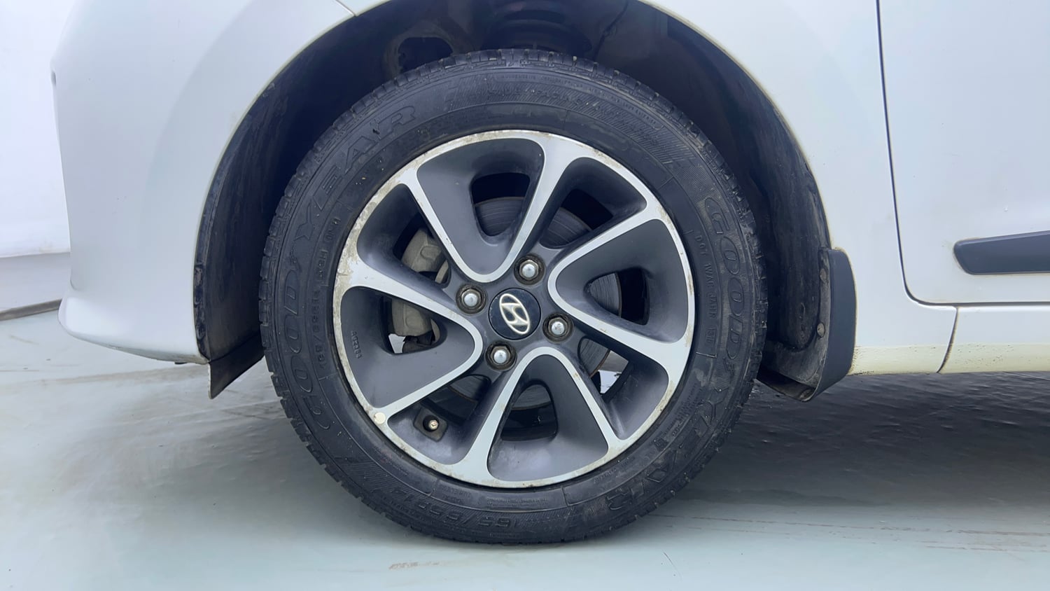 Used 2019 Hyundai Grand i10 Sportz AT 1.2 Kappa VTVT Petrol Automatic tyres LEFT FRONT TYRE RIM VIEW