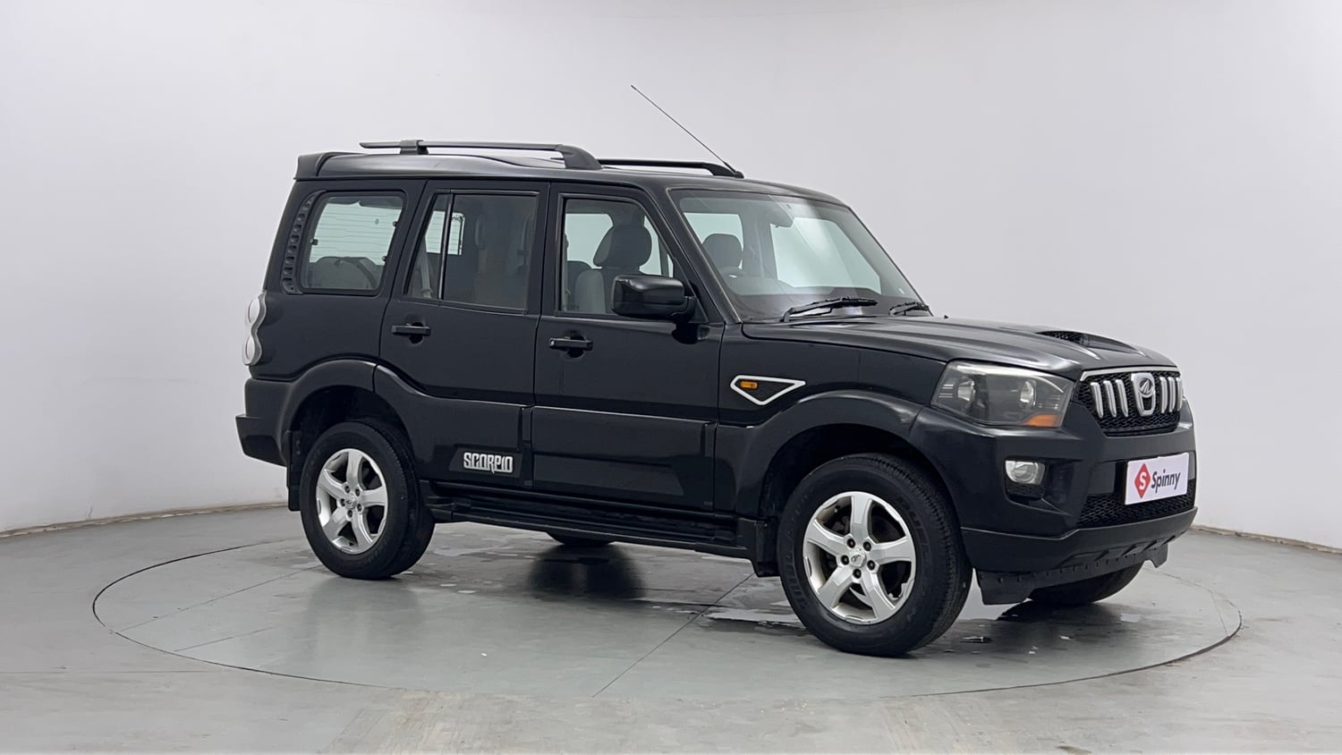 Used 2016 Mahindra Scorpio S6 Plus Diesel Manual exterior RIGHT FRONT CORNER VIEW