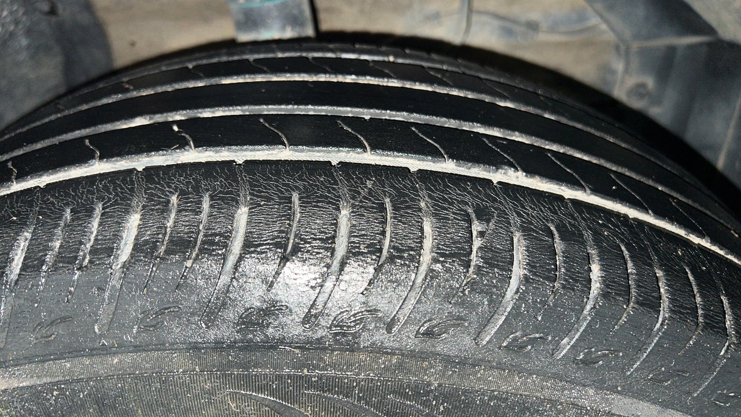 Used 2023 Maruti Suzuki Brezza Zxi Plus Dual Tone Petrol Manual tyres RIGHT FRONT TYRE TREAD VIEW
