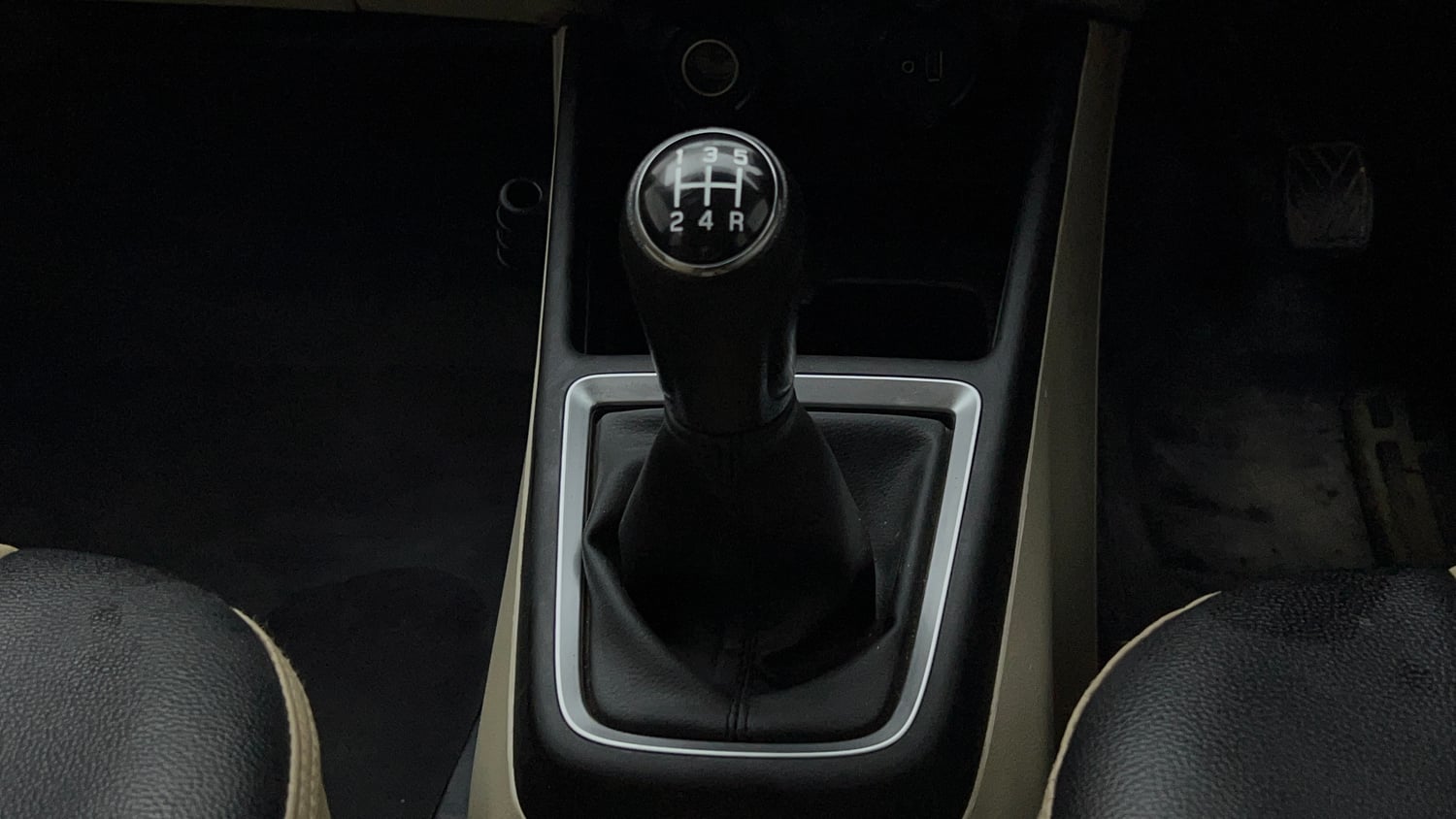 Used 2022 Maruti Suzuki Dzire VXi Petrol Manual interior GEAR  KNOB VIEW