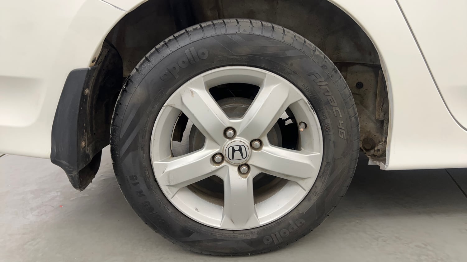 Used 2013 Honda City 1.5 S MT Petrol Manual tyres RIGHT REAR TYRE RIM VIEW