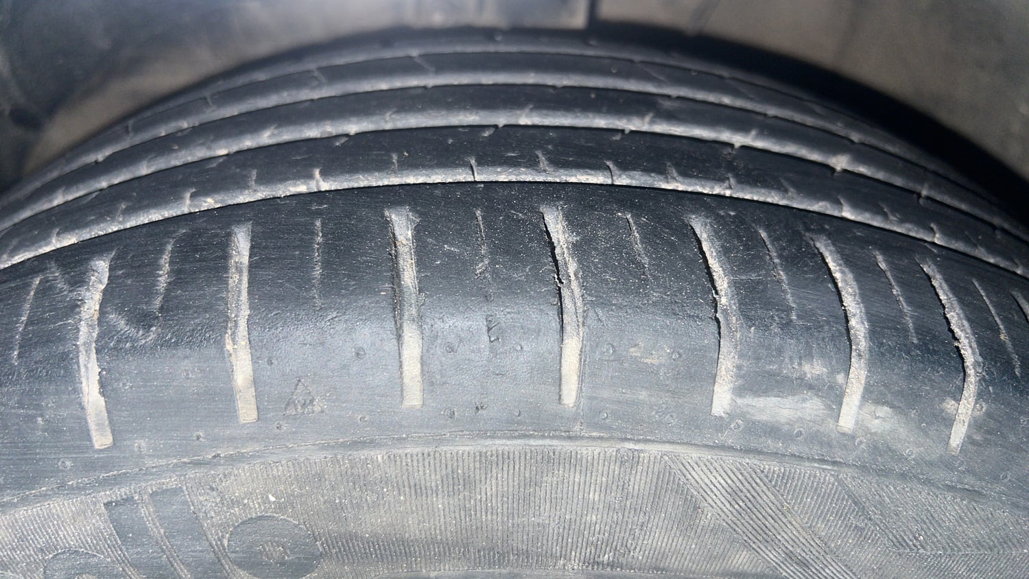 Used 2020 Toyota Glanza V CVT Petrol Automatic tyres LEFT FRONT TYRE TREAD VIEW