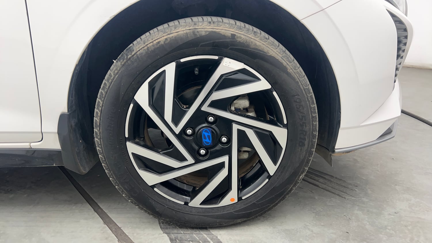 Used 2024 Hyundai New i20 Asta (O) 1.2 IVT Petrol Automatic tyres RIGHT FRONT TYRE RIM VIEW