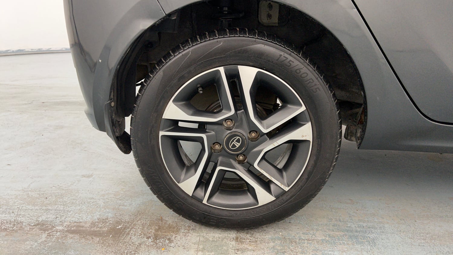 Used 2020 Tata Tiago XZ Plus Petrol Manual tyres RIGHT REAR TYRE RIM VIEW